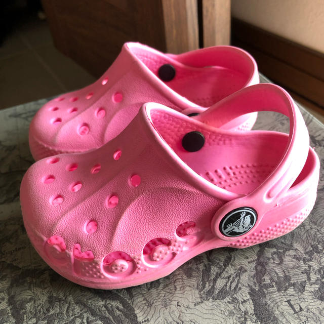 crocs(クロックス)のクロックスジュニアクラシック ピンク 12ー13センチ キッズ/ベビー/マタニティのベビー靴/シューズ(~14cm)(サンダル)の商品写真