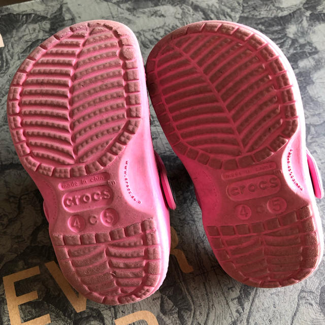 crocs(クロックス)のクロックスジュニアクラシック ピンク 12ー13センチ キッズ/ベビー/マタニティのベビー靴/シューズ(~14cm)(サンダル)の商品写真