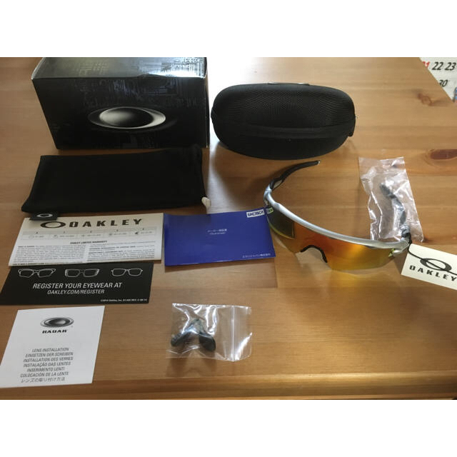 お気軽にコメント下さい????OAKLEYレーダーEV XS 新品未使用品保証書等付