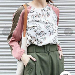 アメリヴィンテージ(Ameri VINTAGE)のRETRO FLOWER RAGLAN TOP(カットソー(長袖/七分))