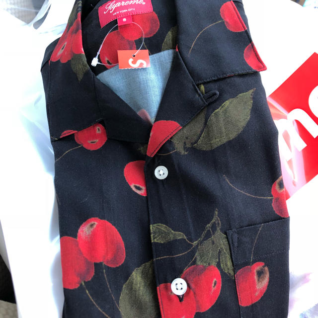 Supreme(シュプリーム)のsupreme Cherry Rayon S/S Shirt サイズS メンズのトップス(シャツ)の商品写真