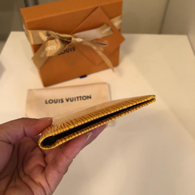 LOUIS VUITTON(ルイヴィトン)のルイ  ヴィトン      エビ  黄色   定期入れ    レディースのファッション小物(名刺入れ/定期入れ)の商品写真