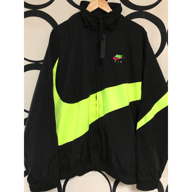 NIKE(ナイキ)のNIKE CITY NEON HBR WOVEN BIG SWOOSH  メンズのジャケット/アウター(ナイロンジャケット)の商品写真