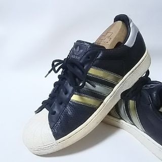 アディダス(adidas)の
限定希少!アディダススーパースター高級レザースニーカー人気モデル黒白！


(スニーカー)