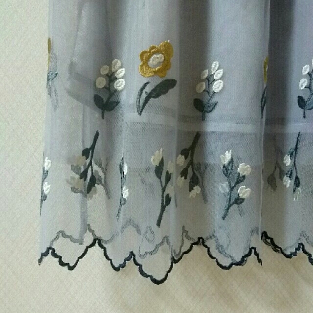 POU DOU DOU(プードゥドゥ)のプードゥドゥ お花刺繍 チュールスカート グレー レディースのスカート(ひざ丈スカート)の商品写真