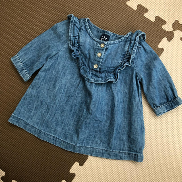 babyGAP(ベビーギャップ)のbaby GAP デニムフリルワンピース キッズ/ベビー/マタニティのベビー服(~85cm)(ワンピース)の商品写真