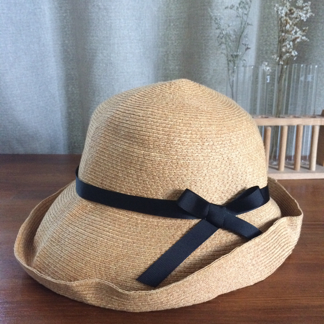 Hanahana1011さま専用  美品  abu  ペーパーハット  黒リボン レディースの帽子(麦わら帽子/ストローハット)の商品写真