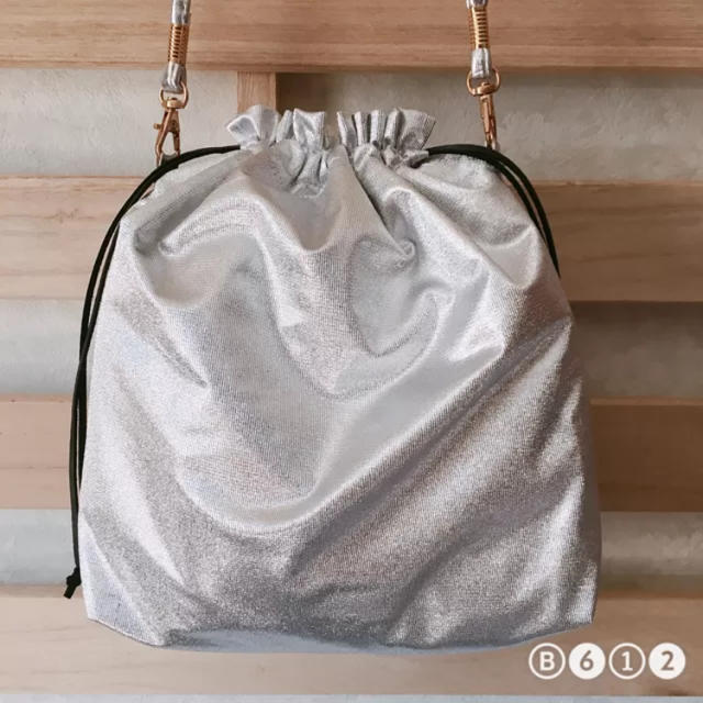 Kastane(カスタネ)のシルバー 巾着 巾着バッグ ショルダーバッグ   レディースのバッグ(ショルダーバッグ)の商品写真