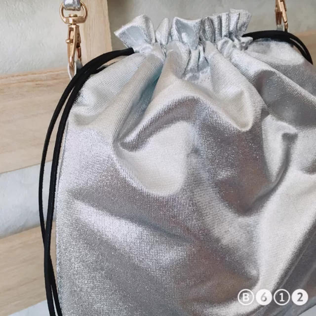 Kastane(カスタネ)のシルバー 巾着 巾着バッグ ショルダーバッグ   レディースのバッグ(ショルダーバッグ)の商品写真