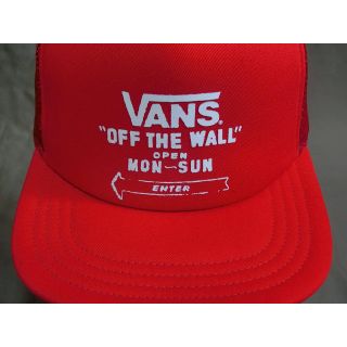 ヴァンズ(VANS)のバンズ【OPEN MON-SUN ENTER】ロゴ メッシュキャップ赤(キャップ)