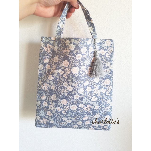 ちょっとそこまでバッグ　ブルーベースに白いお花が可愛い　M1711BL08KW レディースのバッグ(トートバッグ)の商品写真