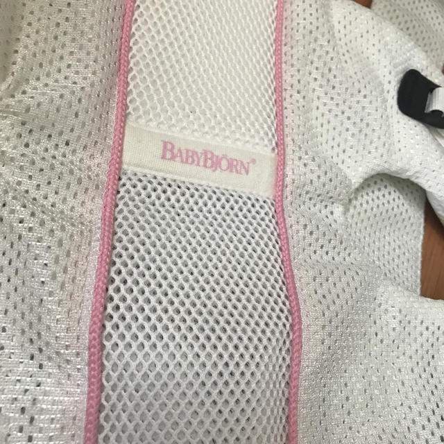 BABYBJORN(ベビービョルン)のベビービョルン babybjorn キャリア エアー ホワイト キッズ/ベビー/マタニティの外出/移動用品(抱っこひも/おんぶひも)の商品写真