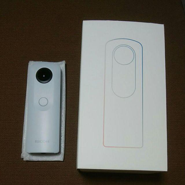 【値下げ】新品 RICOH THETA SC WHITE 全天球カメラ リコー スマホ/家電/カメラのカメラ(コンパクトデジタルカメラ)の商品写真