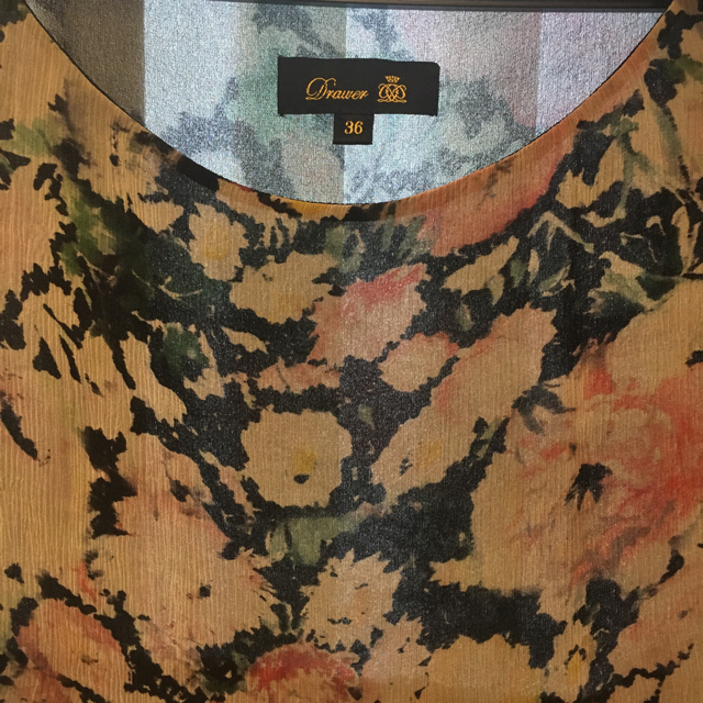 Drawer(ドゥロワー)のドゥロワー  シルク花柄トップス レディースのトップス(カットソー(半袖/袖なし))の商品写真