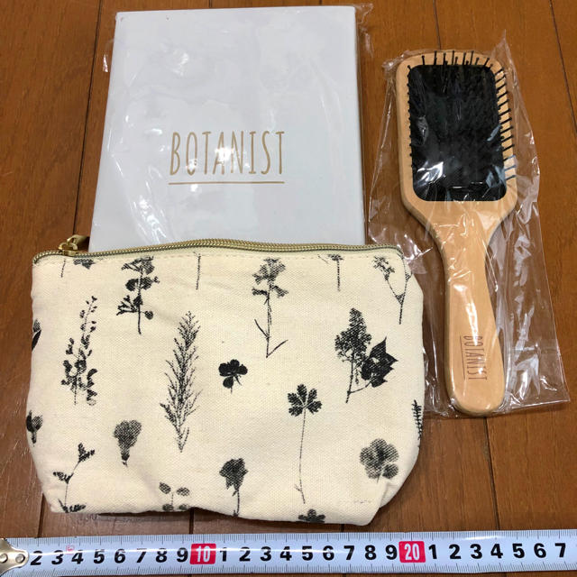 BOTANIST(ボタニスト)の大人のおしゃれ手帳 4月号特別付録 ボタニスト  パドルブラシ&ポーチ2点セット コスメ/美容のヘアケア/スタイリング(ヘアブラシ/クシ)の商品写真