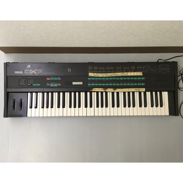 ヤマハ(ヤマハ)のYAMAHA DX7 シンセサイザー 楽器の鍵盤楽器(キーボード/シンセサイザー)の商品写真