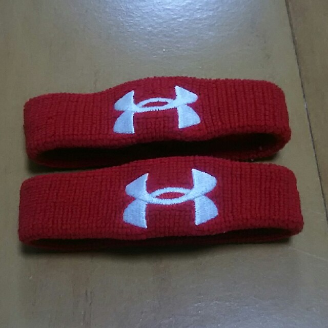 UNDER ARMOUR(アンダーアーマー)のUNDER ARMOUR のショートリストバンド スポーツ/アウトドアのトレーニング/エクササイズ(トレーニング用品)の商品写真