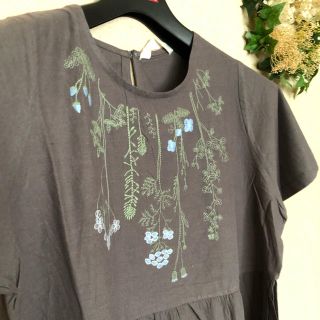 メルロー(merlot)の●値下げ●新品タグ付き★胸元花刺繍 ワンピース（チャコールグレー）(ロングワンピース/マキシワンピース)