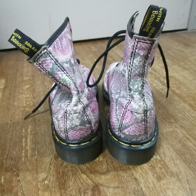 Dr.Martens(ドクターマーチン)のご成約済ターキー様専用✳︎Dr.Martens８ホール蛇柄ピンク色UK6.5 レディースの靴/シューズ(ブーツ)の商品写真