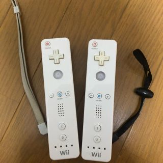 ウィー(Wii)のWii リモコン２つ  ヌンチャク１つ(家庭用ゲーム機本体)