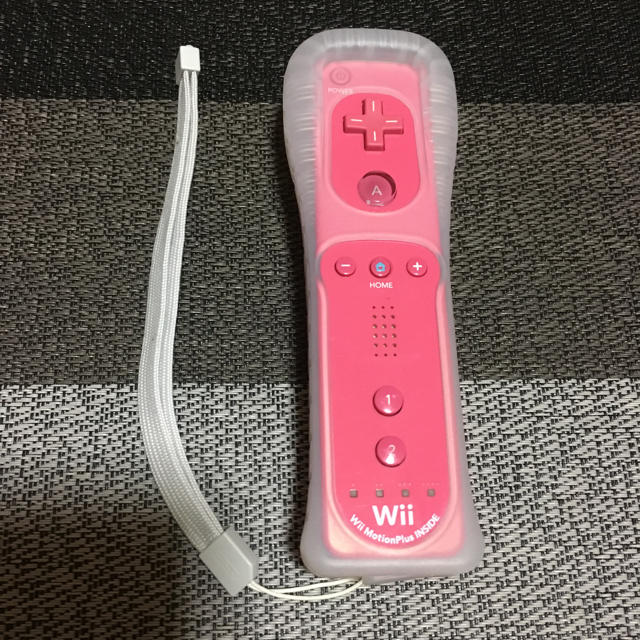 Wii(ウィー)のB8 Wii リモコン ピンク ホワイト モーションプラス エンタメ/ホビーのゲームソフト/ゲーム機本体(家庭用ゲーム機本体)の商品写真