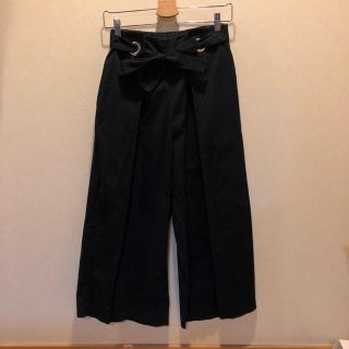 アーバンリサーチ(URBAN RESEARCH)のブラック ハカマ クロップド ワイドパンツ《URBAN RESEARCH》(クロップドパンツ)