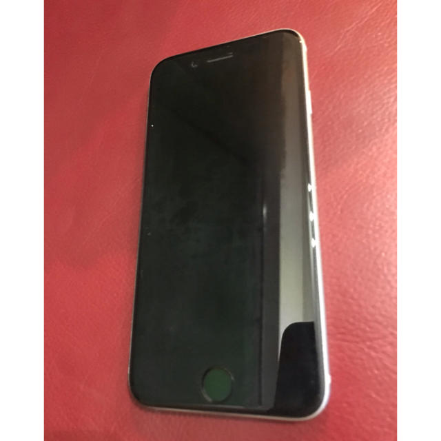 iPhone(アイフォーン)のドコモ iPhone6 ブラック シルバー本体 スマホ/家電/カメラのスマートフォン/携帯電話(スマートフォン本体)の商品写真