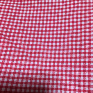 赤のギンガムチェックの布(生地/糸)