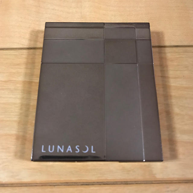 LUNASOL(ルナソル)のルナソル スリーディメンショナルアイズ01 コスメ/美容のベースメイク/化粧品(アイシャドウ)の商品写真