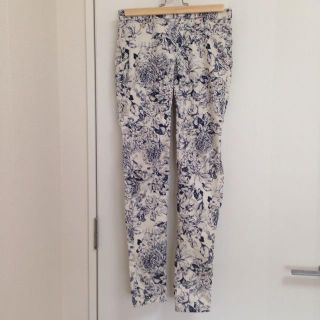 エイチアンドエム(H&M)のスキニー☆花柄☆美品(スキニーパンツ)