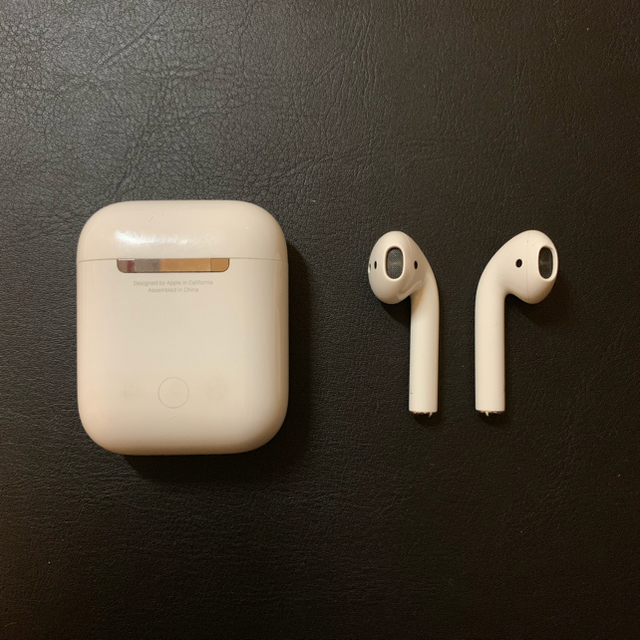 Apple(アップル)の【正規品】Apple AirPods ワイヤレスイヤホン スマホ/家電/カメラのオーディオ機器(ヘッドフォン/イヤフォン)の商品写真