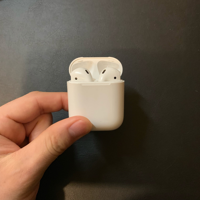 Apple(アップル)の【正規品】Apple AirPods ワイヤレスイヤホン スマホ/家電/カメラのオーディオ機器(ヘッドフォン/イヤフォン)の商品写真