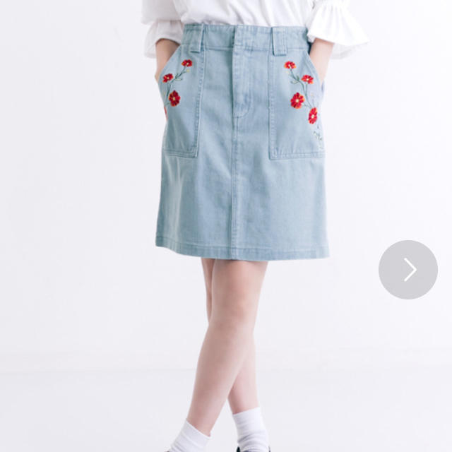 merlot(メルロー)のデニムフラワー刺繍スカート1176 merlot  レディースのスカート(ひざ丈スカート)の商品写真