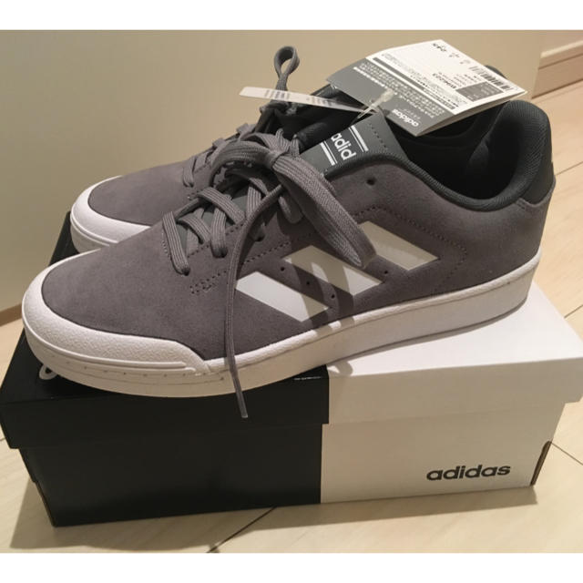 adidas(アディダス)の新品/adidas/アディダス/レディース/スニーカー/グレー/24.5/靴/ レディースの靴/シューズ(スニーカー)の商品写真