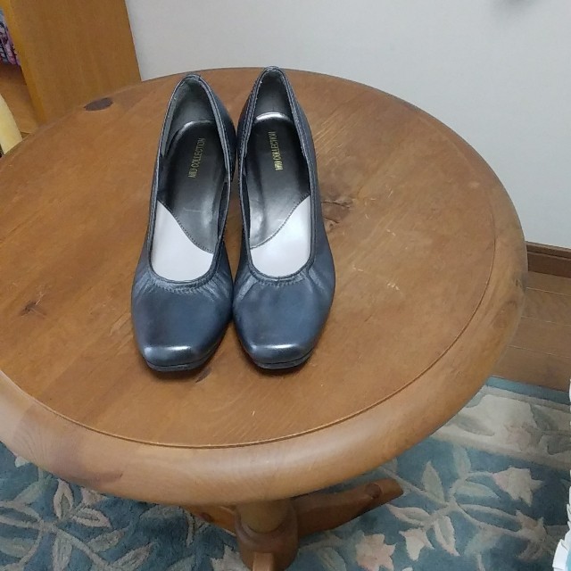 天然皮革　濃いグレーパンプス２３、５センチ レディースの靴/シューズ(ハイヒール/パンプス)の商品写真