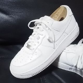 ナイキ(NIKE)の
王道!ナイキエアフォース1ローカット高級レザースニーカー人気の白！


(スニーカー)