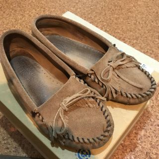 ミネトンカ(Minnetonka)のミネトンカ モカシン ベージュ サイズ7(スリッポン/モカシン)