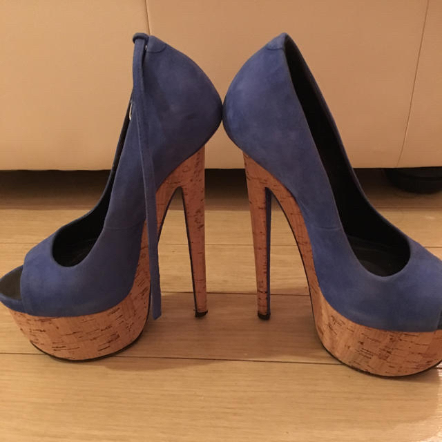 Giuseppe Zanotti Design(ジュゼッペザノッティデザイン)のジュゼッペ ザノッティのブルーのハイヒール レディースの靴/シューズ(ハイヒール/パンプス)の商品写真