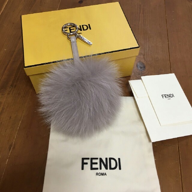 お値下げ  ＦＥＮＤＩ　ポンポンチャーム　キーホルダ