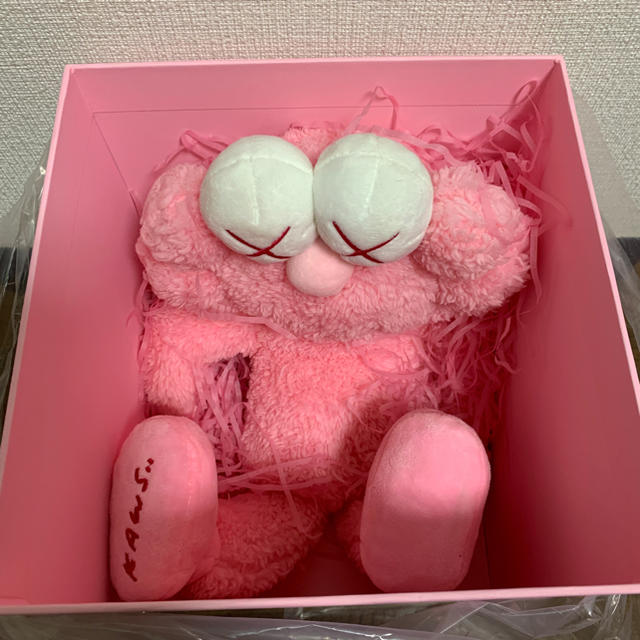 ファッションなデザイン KAWS カウズ 3000体限定 LIMITED PINK PLUSH