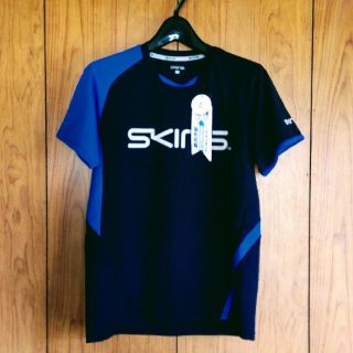 スキンズ(SKINS)のSKINS◆スキンズタグ付ソニックエアー動的冷却メッシュホールTシャツ(S)(トレーニング用品)