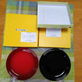 ルクルーゼ(LE CREUSET)のル・クルーゼ　ラウンドプレートLC　19センチ　レッド＆ブラック2枚セット(食器)