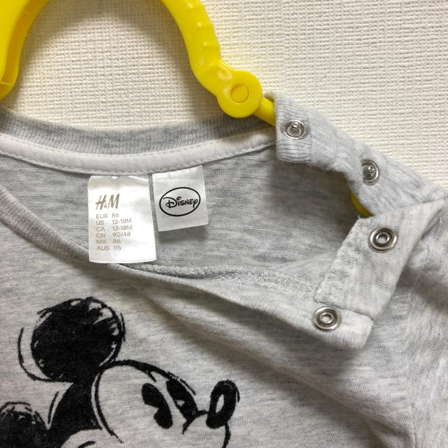 H&M(エイチアンドエム)のH&M ミッキーTシャツ キッズ/ベビー/マタニティのベビー服(~85cm)(Ｔシャツ)の商品写真