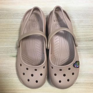 クロックス(crocs)の期間限定セール！クロックス シャイナ ゴールド(ベージュ) W4 ジビッツ付き(サンダル)