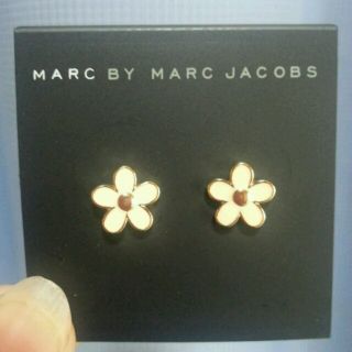 マークバイマークジェイコブス(MARC BY MARC JACOBS)のマーク デイジー柄ピアス(ピアス)