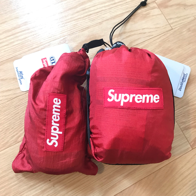 Supreme(シュプリーム)のSupreme ENO DoubleNest Hammock REDハンモック赤 スポーツ/アウトドアのアウトドア(寝袋/寝具)の商品写真