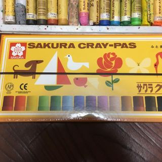 たま様専用　サクラクレパス 16色 新品とおまけ付き(その他)