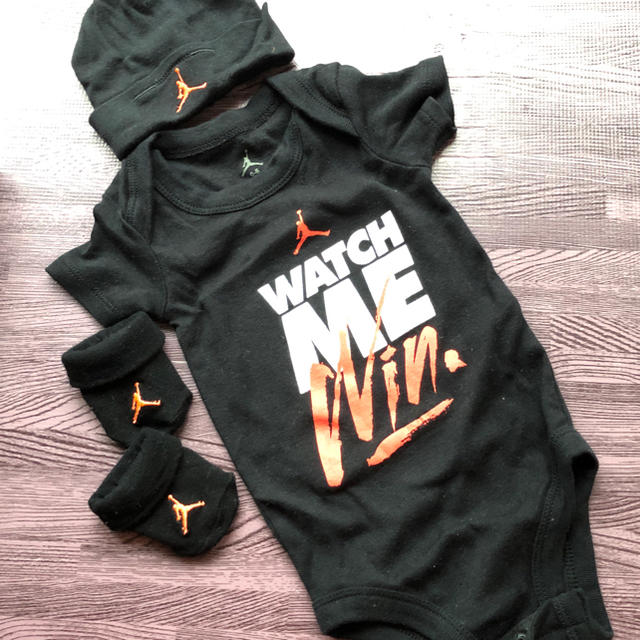 NIKE(ナイキ)のNIKE ナイキinfant set 靴下 帽子 ロンパース 0〜6ヶ月 キッズ/ベビー/マタニティのベビー服(~85cm)(ロンパース)の商品写真