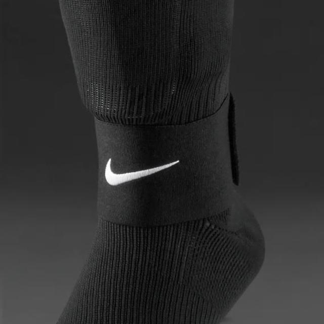 NIKE(ナイキ)の★送料無料★UK直輸入★ナイキ★シンガードステイ★黒x白/1ペア★ スポーツ/アウトドアのサッカー/フットサル(その他)の商品写真