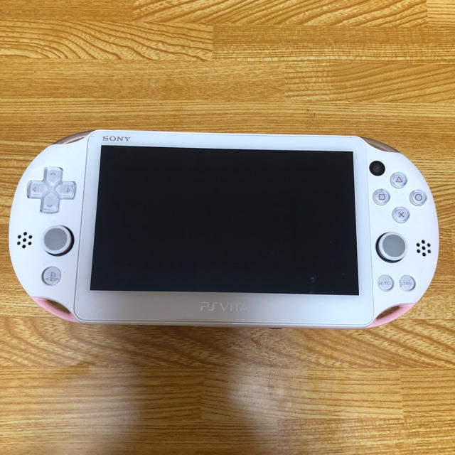 PlayStation Vita(プレイステーションヴィータ)のpsvita ピンク エンタメ/ホビーのゲームソフト/ゲーム機本体(携帯用ゲーム機本体)の商品写真